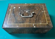 Stara metalowa kaseta - sejf z początku XX wieku.