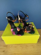 Szpilki damskie marki Ted Baker z kwiatowym wzorem i kokardą rozmiar 37