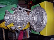 Odlewy aluminiowe. Dwa talerze i dzban z dwóch poł