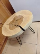 Stolik z plastra jesionu