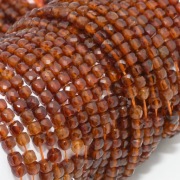 Naturalny Granat Spessartyn kostka fasetowana 4mm, sznur 18,5 cm.