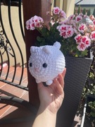 Biały pluszowy kociak