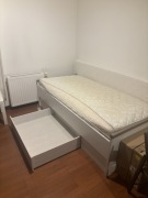 Łóżko z materacem i stelażem Luca Juzi 90x200 z szufladą modrzew