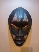 Maski etniczne z drewna i gipsu.