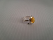 Pierścionek srebrny pr. 925 z bursztynem bałtyckim. Regulowany.