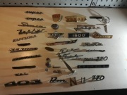 Emblematy loga znaki starych samochodów