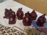 Małe figurki Buddy.
