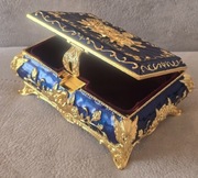 Piękna bogatozdobiona szkatułka metalowa włoska złocona w emalii. Paris