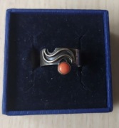 Pierścionek Rytosztuka z koralem