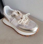 Sneakersy na grubej podeszwie.