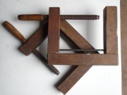 Zabytkowe ściski stolarskie drewniane.