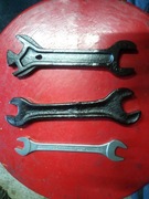 Stare klucze z czołgu lub wozu bojowego