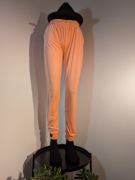 Jasne brzoskwiniowe spodnie dresowe z gumą w pasie