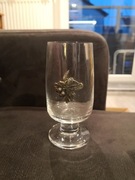 Dekoracyjny kieliszek z grawerowanym zdobieniem