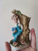 Chłopiec pod drzewem ceramika wazonik Anglia