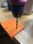 Szablon do wiercenia otworów pod podpórki meblowe 5 mm – rozstaw 32 mm