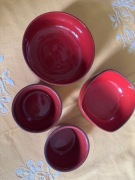 Czerwone miseczki ceramiczne, ludowe.