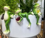 Figurki żabek żywicznych 3 różne rodzaje.