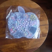 Zestaw koralików do robienia bransoletek w pudełku