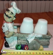 Solniczka i pieprzniczka Kucharz, Figurka Kuchta z wozem