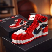 Model kolekcjonerski sneakers –czerwony styl Jordan 1– klocki konstrukcyjne
