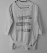 Bluzka biała napisy roz.M/L wymiary opis