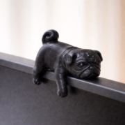 FIGURKA MOPSA NA MONITOR