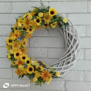 Duży wianek na drzwi ze sztucznych kwiatów 