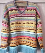 Sweter wełniany ręcznie robiony na drutach kolorowy.