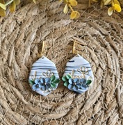 Geometryczne biało-szare kolczyki z gliny polimerowej z kwiatowym wzorem 