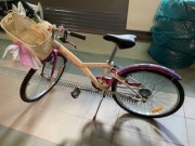 rower młodzieżowy B'twin 24 różowy z koszykiem