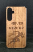 Etui / case drewniany dla Samsung A54 Orzech Amerykański  NEVER GIVE UP