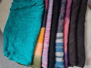 Zestaw 8 szaliczków różnokolorowych.