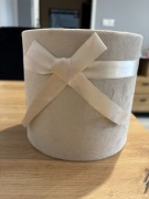 Materiałowy pojemnik na prezent