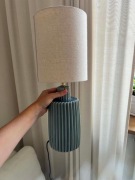 Lampa stołowa piękna z abażurem
