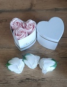 Flower box z trzema różami mydlanymi w pudełku w kształcie serca 