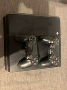 PlayStation 4 plus 2 pady Goldchen