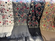 Szal z regionalnym haftem 