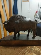 Rzeźba żubra z drewna.