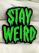 NOWA Przypinka broszka pin stay weird emo y2k