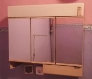 Stara szafka łazienkowa z lustrami