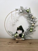 Stroik Świąteczny z Gnomkiem – 30 cm + LED