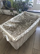 Kosz wiklinowy, ozdobny z materialową wysciółką