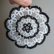 Serwetka frywolitka czarno-biala 9 cm