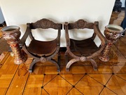 Para krzeseł Savonarola renesans wloski, lite drewno oraz skóra