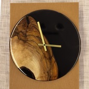 Wyjątkowy Zegar, Czarna Żywica Epoksydowa i Orzech Włoski, Złote Wskazówki