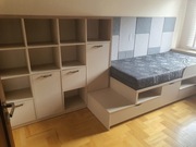 Łóżko połączone z regałem, biurko, regał i telewizor