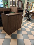Recepcja do barber shop meble wyposażenie fryzjerskie barberskie biurko