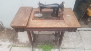 Zabytkowa maszyna do szycia PFAFF nożna ze stolikiem