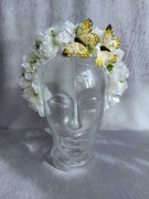 Wianek na opasce, białe kwiaty i motyle